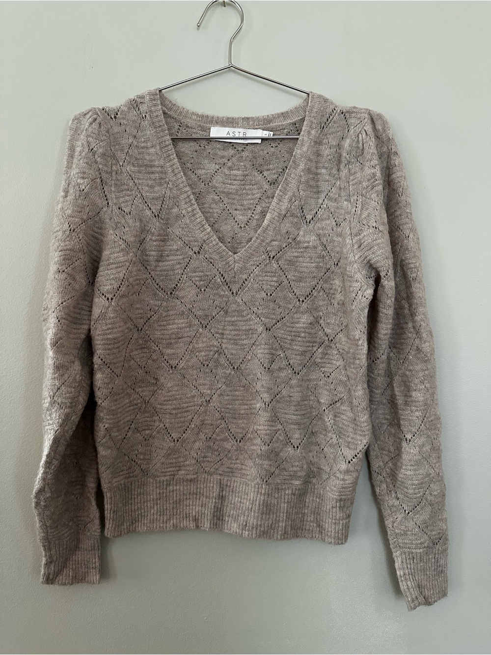 ASTR The Label Oatmeal Pointelle Puff Sleeve V-Neck Sweater S